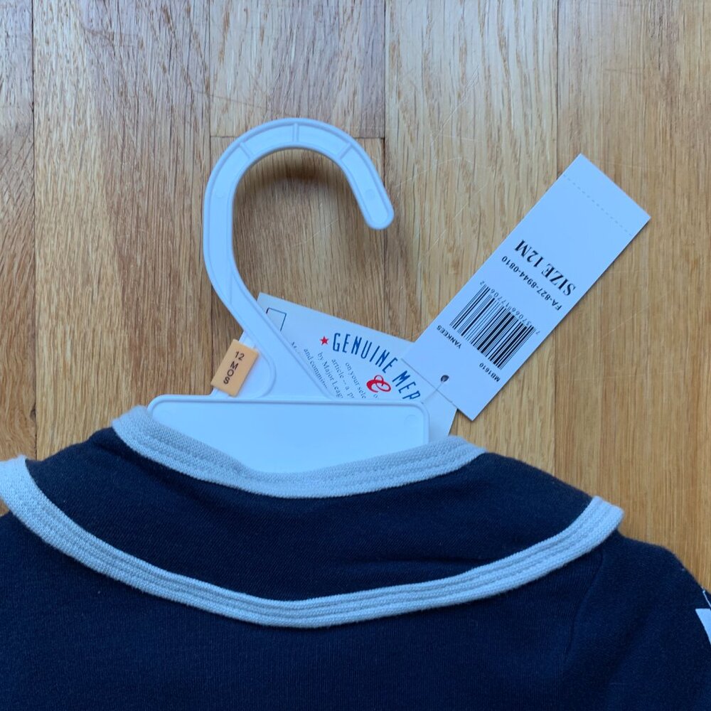 NWT Yankees 3-Piece Onesie Set 12 months Bib and Booties - Picture 8 of 13